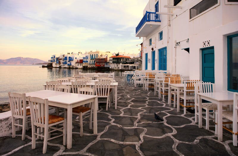 Tabelas da margem, ilha de Mikonos, Grécia imagem de stock Tabelas da margem, ilha de Mikonos, Grécia imagem de stock