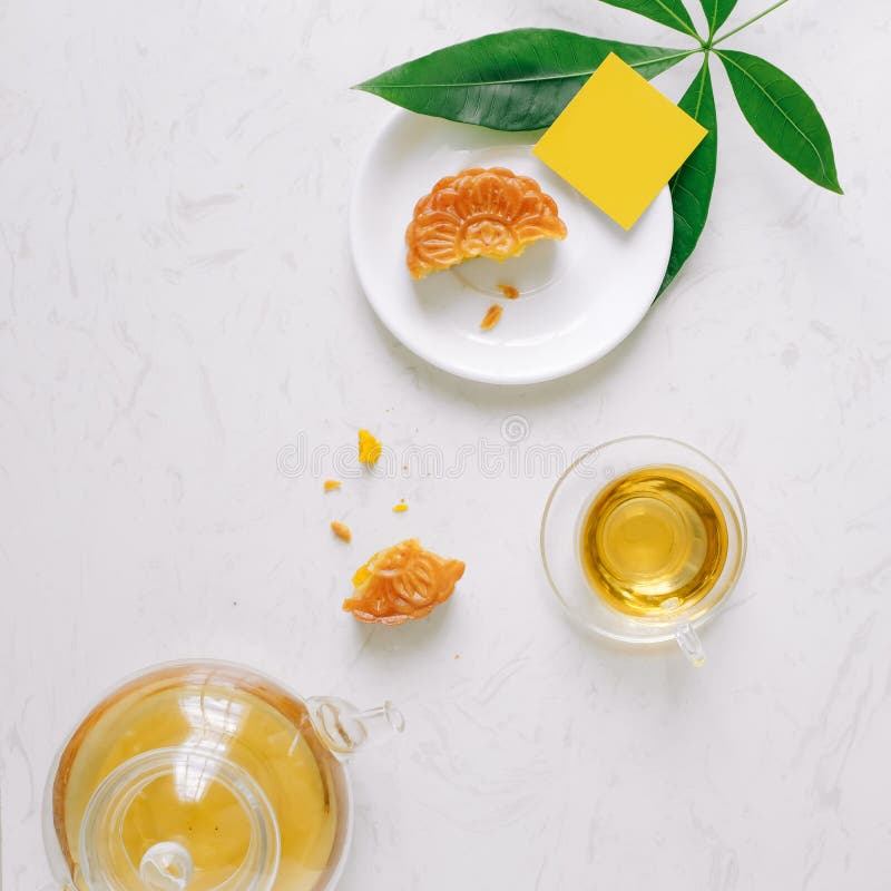 tabell för tebjudning för stil för Mitt--höst festivalmooncake minimalist f arkivfoton tabell för tebjudning för stil för Mitt--höst festivalmooncake minimalist f arkivfoton