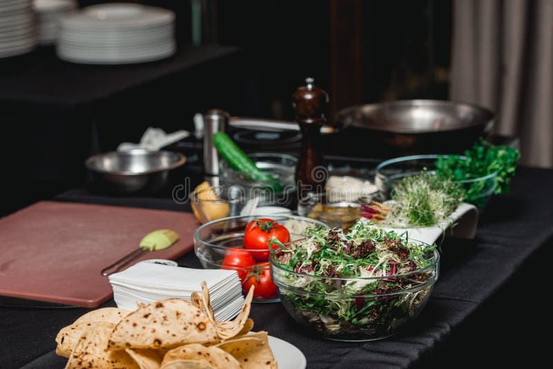Tabell med produkter för taco Kocken på restaurangen ska göra kryddiga räkataco med kålsallad och salsa in royaltyfri fotografi Tabell med produkter för taco Kocken på restaurangen ska göra kryddiga räkataco med kålsallad och salsa in royaltyfri fotografi