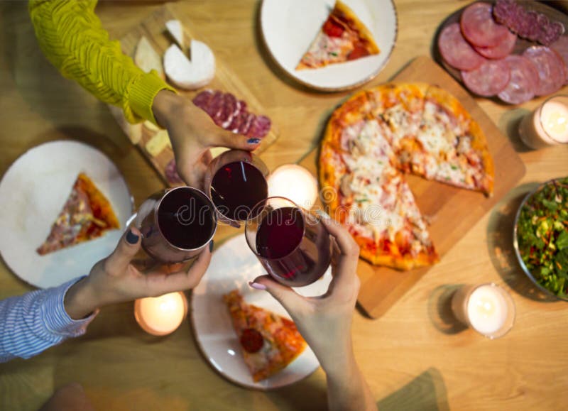Tabella con vario alimento servito con vino rosso e le candele immagini stock libere da diritti Tabella con vario alimento servito con vino rosso e le candele immagini stock libere da diritti