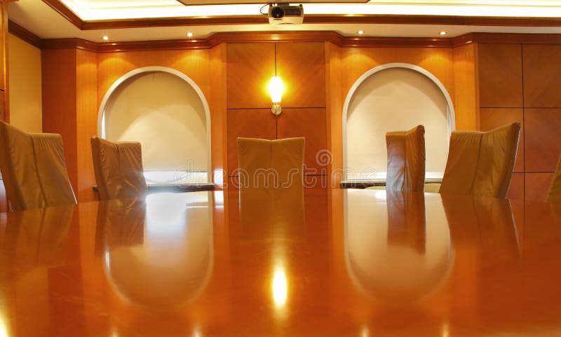 Tabella di affari della sala del consiglio fotografia stock libera da diritti Tabella di affari della sala del consiglio fotografia stock libera da diritti