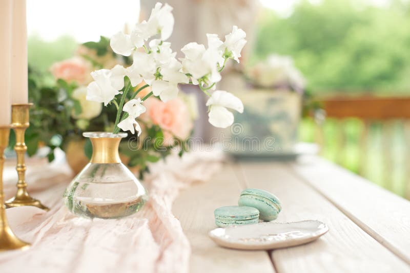 Tabelle für Gäste, verziert mit Kerzen, gedient mit Tischbesteck und Tonware und mit einer blauen Platte der Tischdecke bedeckt u stockfoto Tabelle für Gäste, verziert mit Kerzen, gedient mit Tischbesteck und Tonware und mit einer blauen Platte der Tischdecke bedeckt u stockfoto