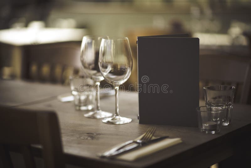 Tabelle im Restaurant mit Glas und Menü stockfotos Tabelle im Restaurant mit Glas und Menü stockfotos