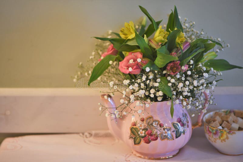 Tabelle mit altmodischer Teekannen- und Zuckerschüssel füllte mit frischen Blumen stockfotografie Tabelle mit altmodischer Teekannen- und Zuckerschüssel füllte mit frischen Blumen stockfotografie