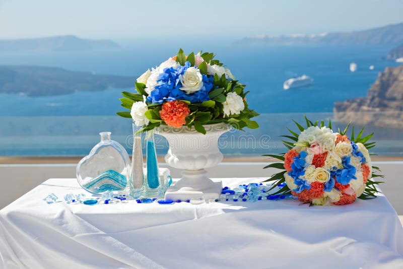 Tabelle und Dekorationen für die Hochzeitszeremonie stockfoto Tabelle und Dekorationen für die Hochzeitszeremonie stockfoto
