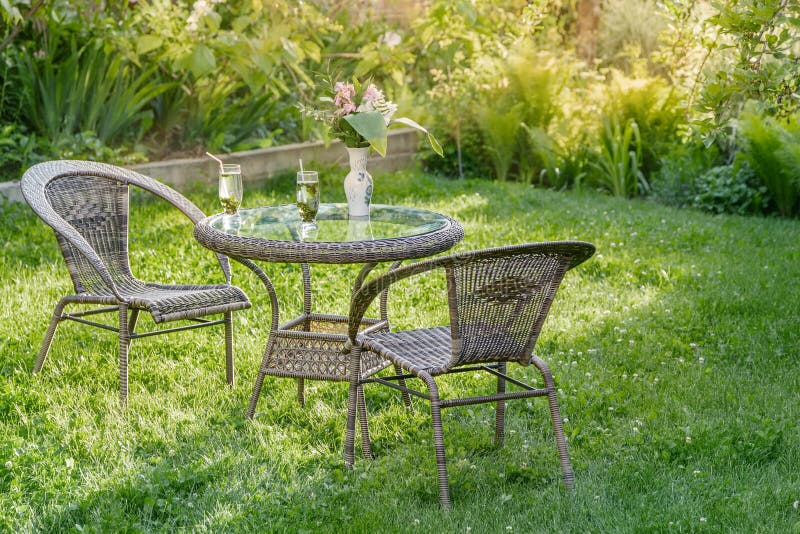 Tabelle und zwei Stühle in einem Garten stockfotos Tabelle und zwei Stühle in einem Garten stockfotos