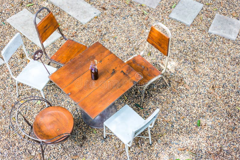 Tabellen och stolen är utomhus- i coffee shop Top beskådar royaltyfri foto Tabellen och stolen är utomhus- i coffee shop Top beskådar royaltyfri foto