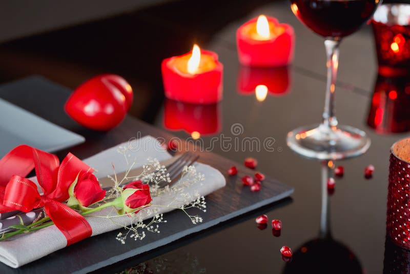 Tabellengedeck mit Feiertagsdekoration stockbild Tabellengedeck mit Feiertagsdekoration stockbild