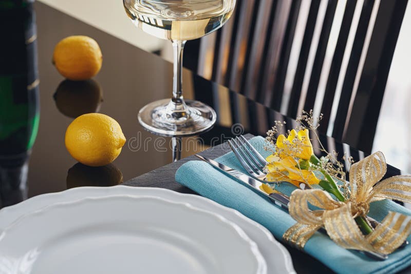 Tabellengedeck mit Feiertagsdekoration lizenzfreies stockfoto Tabellengedeck mit Feiertagsdekoration lizenzfreies stockfoto