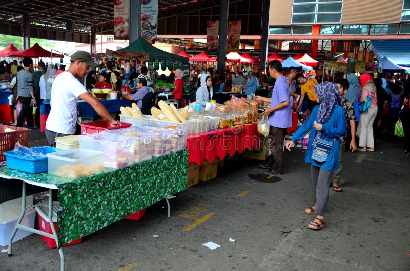 Tabellenställe, die frische Straßennahrung u. -frucht Abschnitt am im Freien des Satok-Wochenenden-Marktes Kuching Malaysia verka stockbilder Tabellenställe, die frische Straßennahrung u. -frucht Abschnitt am im Freien des Satok-Wochenenden-Marktes Kuching Malaysia verka stockbilder