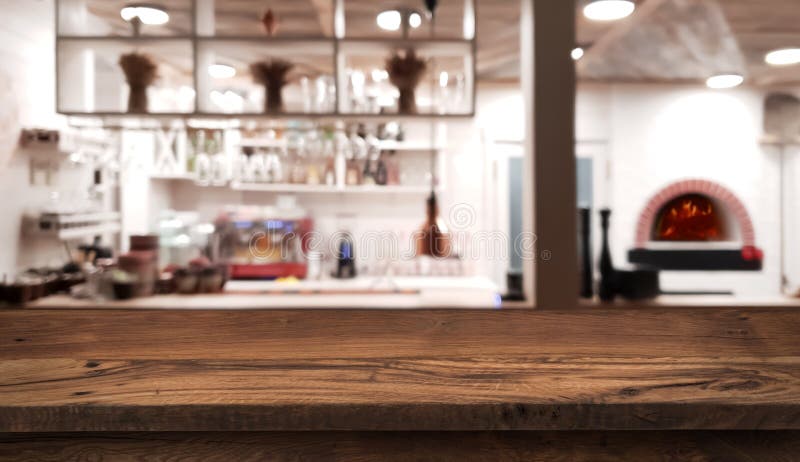 Tabellenzähler auf unscharfem Innenraum der rustikalen Artrestaurantküche lizenzfreie stockfotos Tabellenzähler auf unscharfem Innenraum der rustikalen Artrestaurantküche lizenzfreie stockfotos