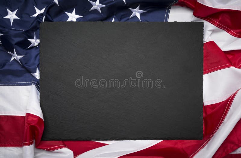 tabellone di ardesia bianco sulla bandiera americana come concetto per le celebrazioni nazionali americane