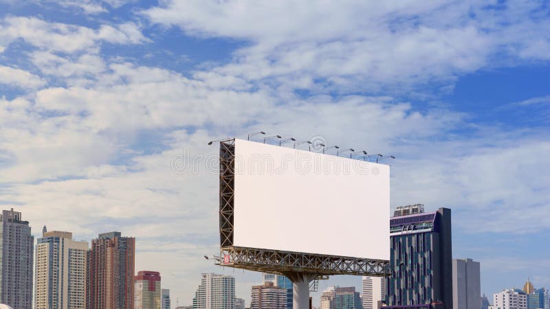 Tabellone per le affissioni in bianco pronto per la nuova pubblicità fotografia stock Tabellone per le affissioni in bianco pronto per la nuova pubblicità fotografia stock