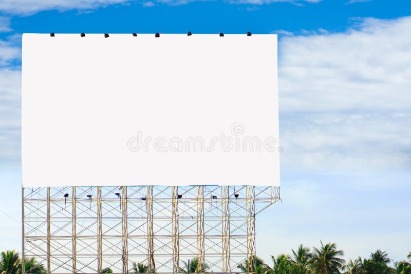 Tabellone per le affissioni in bianco pronto per la nuova pubblicità fotografia stock libera da diritti Tabellone per le affissioni in bianco pronto per la nuova pubblicità fotografia stock libera da diritti