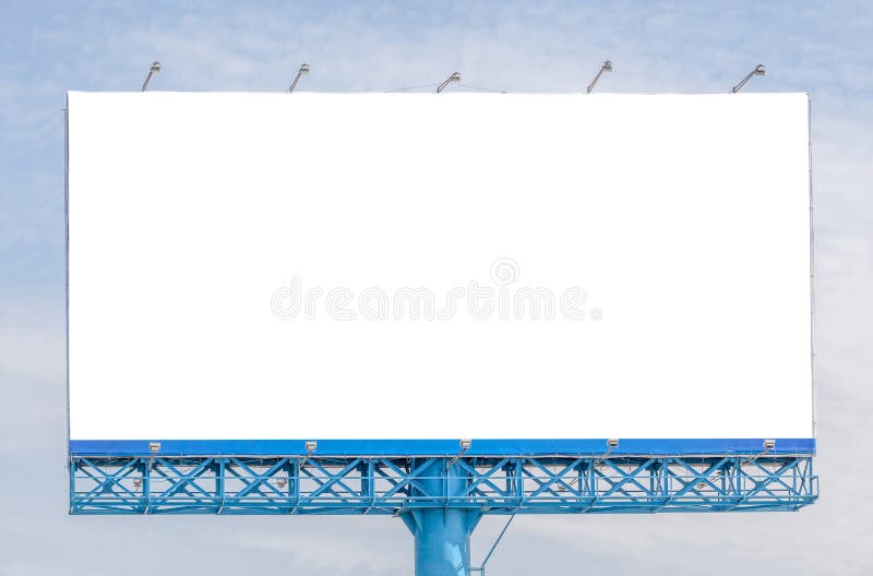 Tabellone per le affissioni in bianco pronto per la nuova pubblicità con il fondo del cielo fotografia stock Tabellone per le affissioni in bianco pronto per la nuova pubblicità con il fondo del cielo fotografia stock