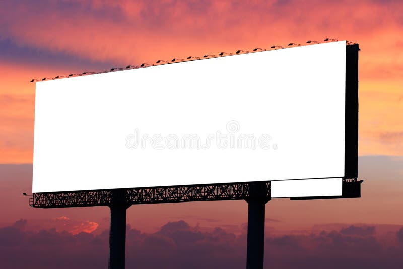 Tabellone per le affissioni dello spazio in bianco pronto per la nuova pubblicità sul cielo drammatico di tramonto con il fondo d immagine stock Tabellone per le affissioni dello spazio in bianco pronto per la nuova pubblicità sul cielo drammatico di tramonto con il fondo d immagine stock