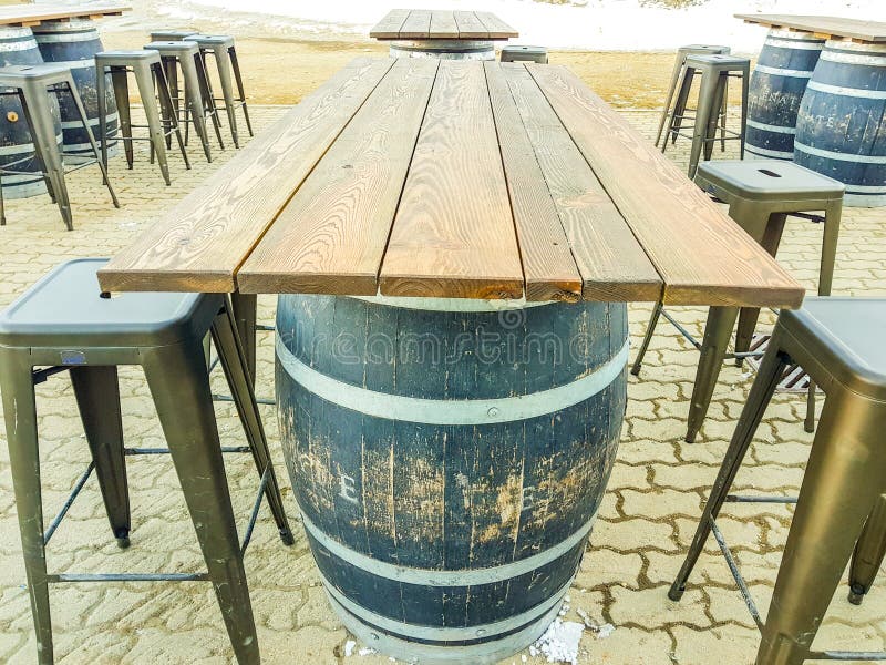 Tabla aislada de madera del cubo de la cerveza con los taburetes imágenes de archivo libres de regalías Tabla aislada de madera del cubo de la cerveza con los taburetes imágenes de archivo libres de regalías