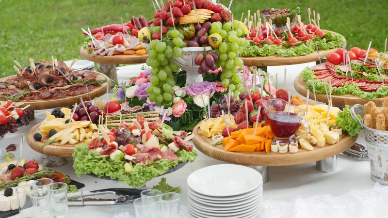 Tabla de banquete de abastecimiento maravillosamente adornada con diversos bocados y aperitivos de la comida en cumpleaños corpor