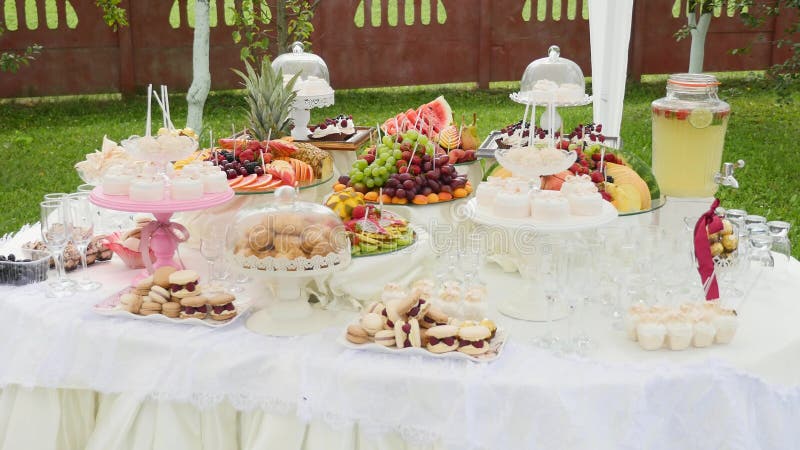 Tabla de banquete de abastecimiento maravillosamente adornada con diversos bocados y aperitivos de la comida en cumpleaños corpor