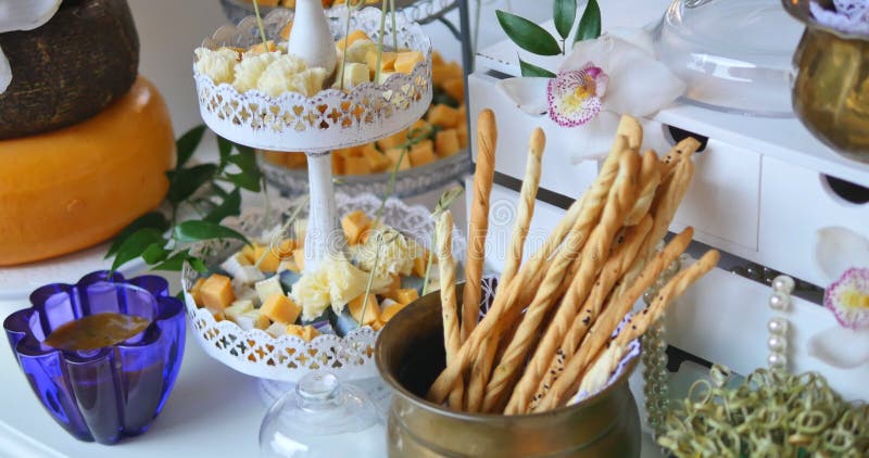 Tabla de banquete de abastecimiento maravillosamente adornada con diversos bocados y aperitivos de la comida