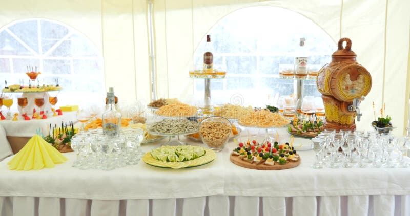 Tabla de banquete de abastecimiento maravillosamente adornada con diversos bocados y aperitivos de la comida en cumpleaños corpor