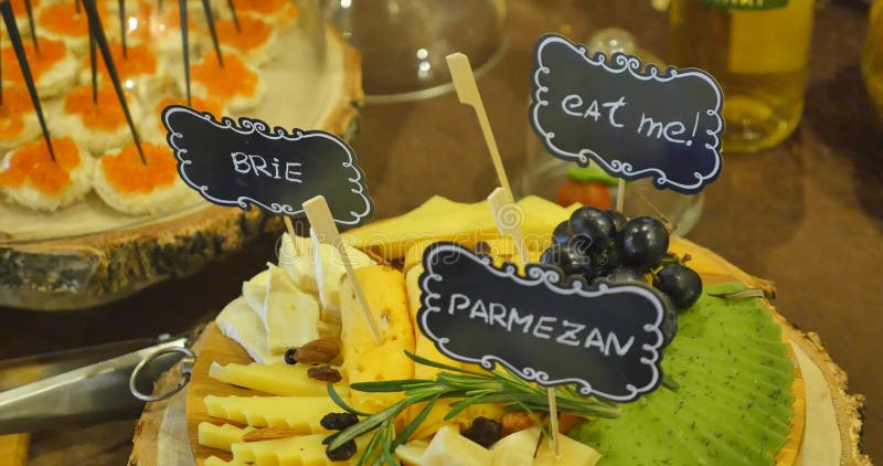 Tabla de banquete de abastecimiento maravillosamente adornada con diversos bocados y aperitivos de la comida en cumpleaños corpor