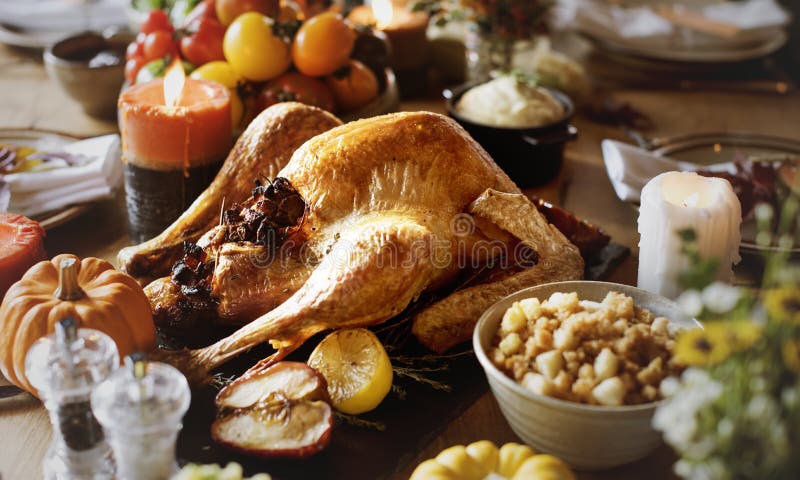 Tabla de la comida de la celebración del día de la acción de gracias imagen de archivo libre de regalías Tabla de la comida de la celebración del día de la acción de gracias imagen de archivo libre de regalías