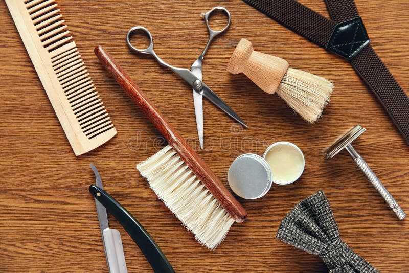 Tabla De Madera De Barber Equipment and Tools on Imagen de archivo