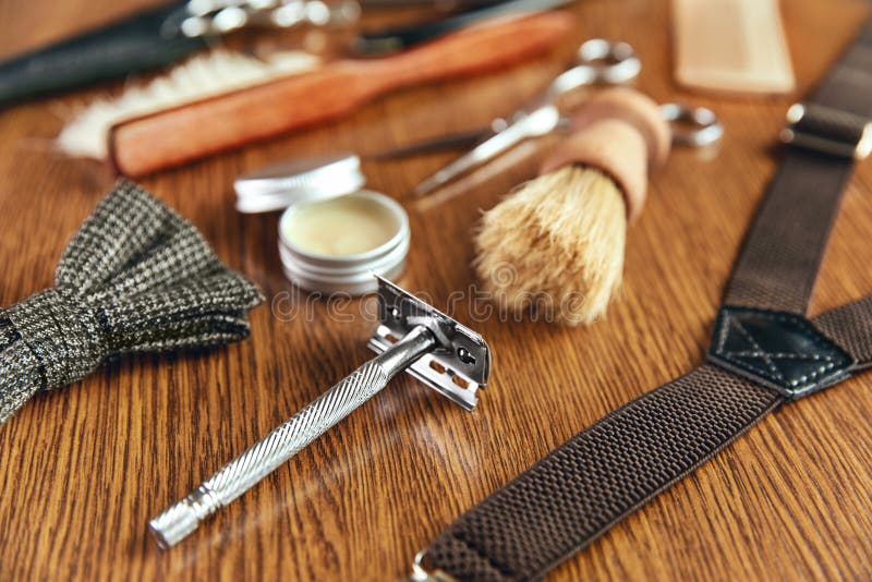 Tabla De Madera De Barber Equipment and Tools on Imagen de archivo