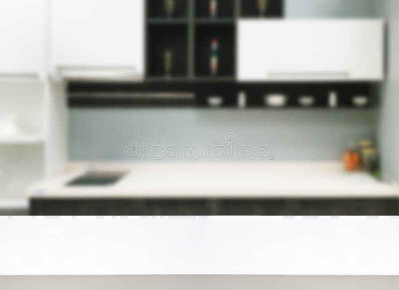 Tabla De Madera Blanca Con El Interior De La Cocina Imagen de archivo