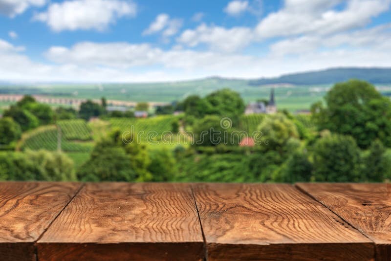 Tabla de madera con paisaje del viñedo fotografía de archivo Tabla de madera con paisaje del viñedo fotografía de archivo
