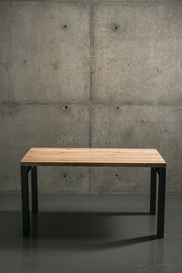 Tabla de madera en el cuarto, hormigón gris del estilo del desván imagenes de archivo Tabla de madera en el cuarto, hormigón gris del estilo del desván imagenes de archivo