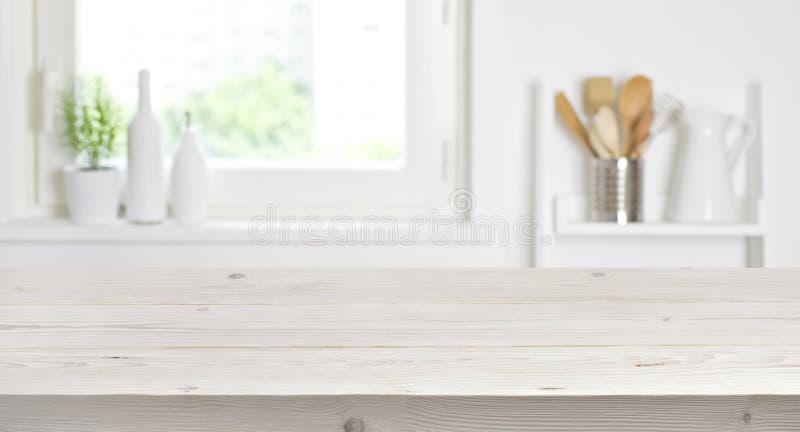 Tabla de madera en el fondo borroso de la ventana y de los estantes de la cocina imagenes de archivo Tabla de madera en el fondo borroso de la ventana y de los estantes de la cocina imagenes de archivo