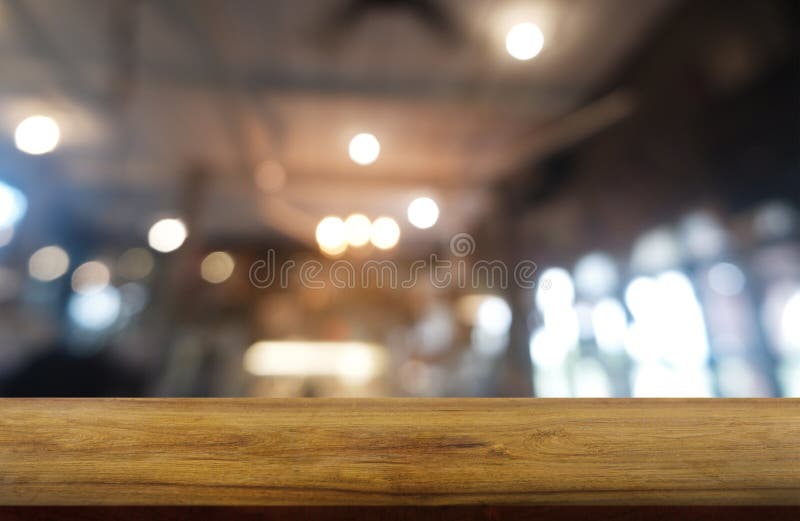 Tabla de madera oscura vacía delante del fondo borroso abstracto del interior del restaurante, del café y de la cafetería puede s fotos de archivo Tabla de madera oscura vacía delante del fondo borroso abstracto del interior del restaurante, del café y de la cafetería puede s fotos de archivo