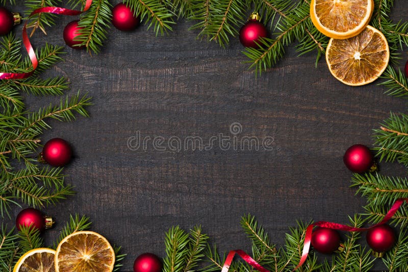 Tabla de madera rústica oscura flatlay - fondo de la Navidad con el marco de la rama de la decoración y del abeto Visión superior fotografía de archivo Tabla de madera rústica oscura flatlay - fondo de la Navidad con el marco de la rama de la decoración y del abeto Visión superior fotografía de archivo