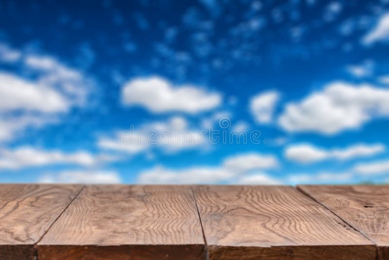 Tabla de madera vacía con el cielo en fondo foto de archivo Tabla de madera vacía con el cielo en fondo foto de archivo