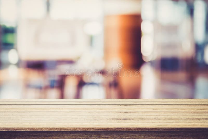 Tabla de madera vacía con el fondo de la falta de definición del restaurante fotografía de archivo Tabla de madera vacía con el fondo de la falta de definición del restaurante fotografía de archivo