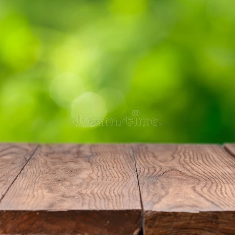 Tabla de madera vacía contra fondo verde imagenes de archivo Tabla de madera vacía contra fondo verde imagenes de archivo
