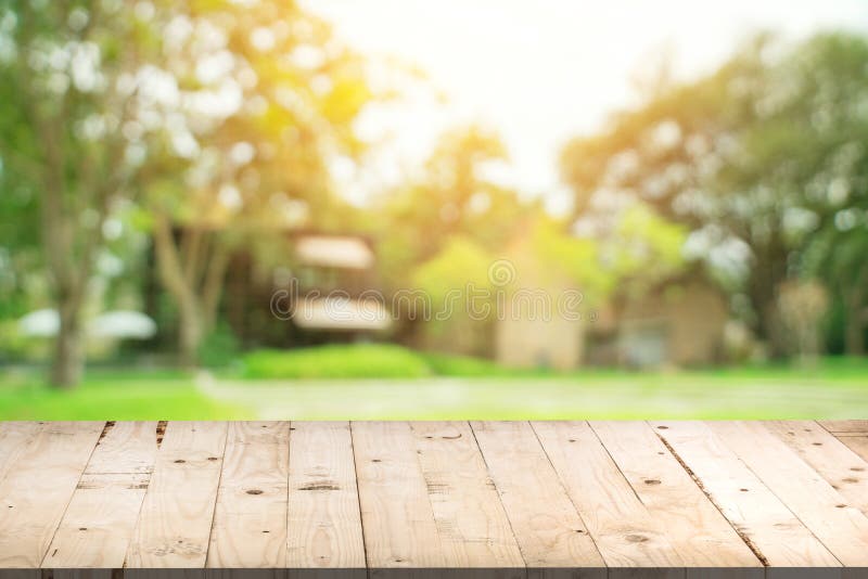 Tabla de madera vacía y fondo defocused del bokeh y de la falta de definición de Gard imagen de archivo libre de regalías Tabla de madera vacía y fondo defocused del bokeh y de la falta de definición de Gard imagen de archivo libre de regalías
