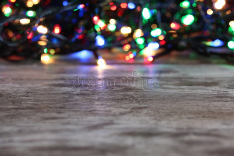 Tabla de madera y luces de la Navidad borrosas foto de archivo libre de regalías Tabla de madera y luces de la Navidad borrosas foto de archivo libre de regalías