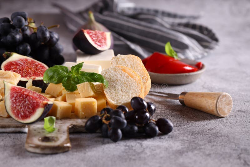 Tabla de quesos con uvas imagen de archivo. Imagen de soborno 234069667