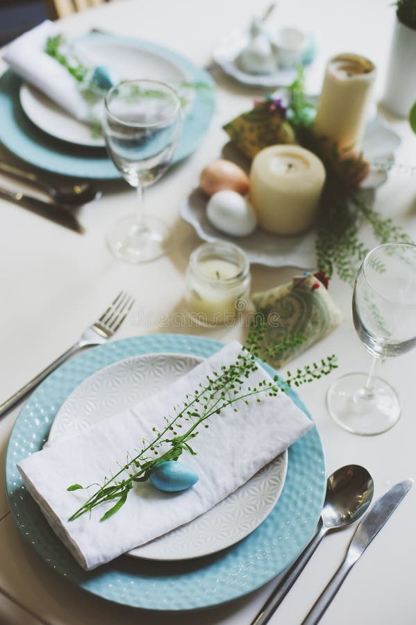 Tabla festiva de Pascua y de la primavera adornada en tonos azules y blancos en estilo rústico natural, con los huevos, conejito, fotos de archivo libres de regalías Tabla festiva de Pascua y de la primavera adornada en tonos azules y blancos en estilo rústico natural, con los huevos, conejito, fotos de archivo libres de regalías