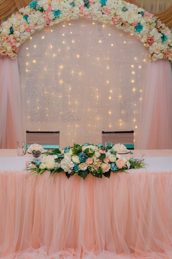 Tabla festiva para la novia y el novio adornados con el paño y las flores fotos de archivo libres de regalías Tabla festiva para la novia y el novio adornados con el paño y las flores fotos de archivo libres de regalías
