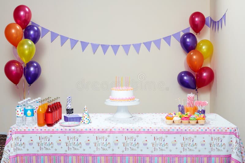 Feliz Cumpleaños 2 Años Niña En Vestido Rosa. Pastel Blanco Con Velas Y  Rosas. Decoraciones De Cumpleaños Con Blanco Y Rosa Imagen de archivo -  Imagen de lindo, aniversario: 213078355