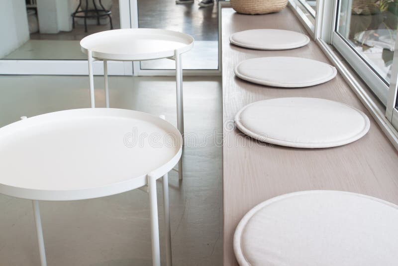 Tabla limpia blanca y asientos simples y modernos del estilo en café o restaurante moderno imágenes de archivo libres de regalías Tabla limpia blanca y asientos simples y modernos del estilo en café o restaurante moderno imágenes de archivo libres de regalías