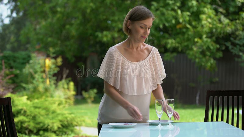 Tabla para dos, cena romántica de la porción de la esposa al aire libre, preparándose para la fecha