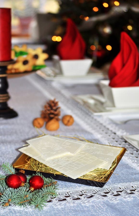 Tabla polaca tradicional de la Navidad con la oblea de la Navidad blanca imagenes de archivo Tabla polaca tradicional de la Navidad con la oblea de la Navidad blanca imagenes de archivo