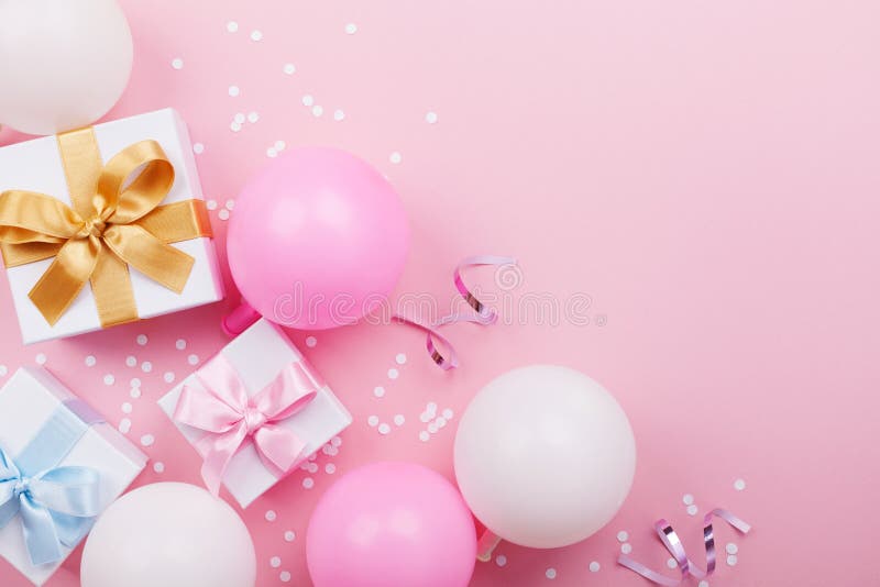 Tabla rosada con los globos, regalo o actual caja y opinión superior del confeti Endecha plana Composición para el tema del cumpl
