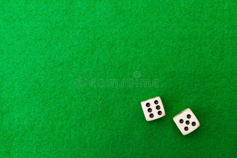 Tabla verde del casino con los dados imagen de archivo libre de regalías Tabla verde del casino con los dados imagen de archivo libre de regalías