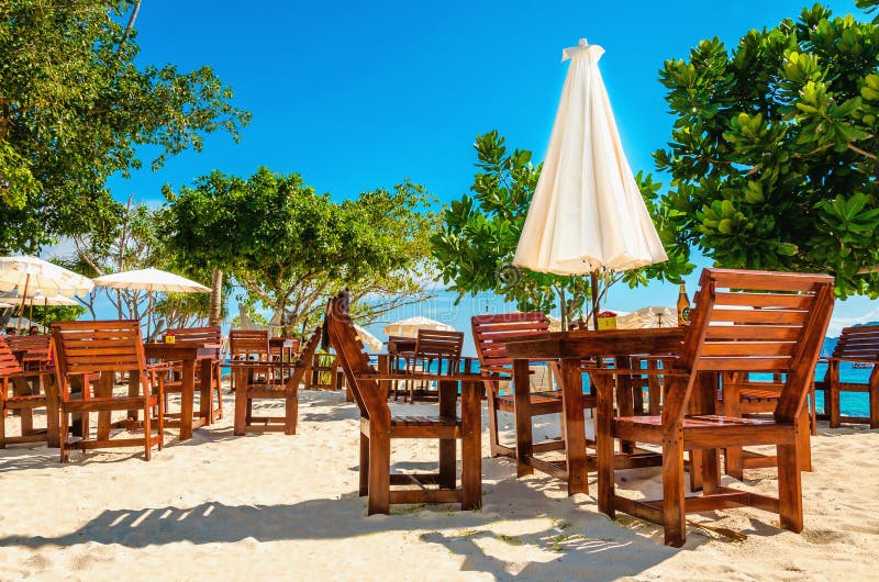 Jardín Y Terraza De La Casa Griega Con Las Flores Rojas Foto de archivo